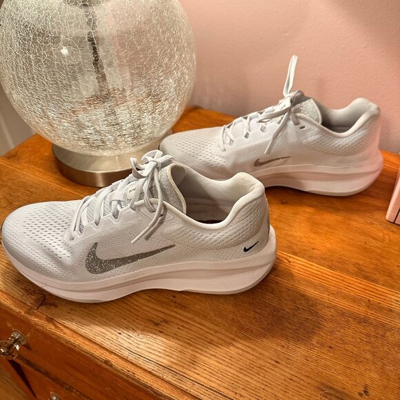 Nike Air Winflo 11 Glitter Swoosh White HQ3467-190 Women's Size 10 - Picture 3 of 11
